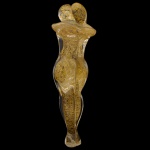 Original e belissima escultura em cristal de Murano, realçada por profusa decoração em pó de ouro, representando casal abraçado. 32 x 8 x 8 cm.