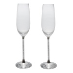 SWAROVSKI - Par de Flutes Crystalline em cristal. Assinado pelo designer Steven Weinberg. A haste de cada taça é preenchida com centenas de mini cristais transparentes lapidados, assentando sobre uma base de cristal facetado. 26 cm.