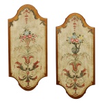 Portugal. Séc. XVIII - Par de florões portugueses decorativo de madeira policromada. Exibe molduras recortadas, com uma pátina clara decorada por delicados arabescos e arranjos florais que emergem de vasos ornamentais.103 x 46 cm. Acervo Particular MAVP.