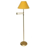 Luminária de chão em latão dourado. Apresenta haste articulada e cúpula de tecido. 160 x 50 x 30 cm. Acervo Particular MAVP.