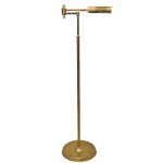 Luminária de chão em latão dourado. Apresenta haste articulada e altura ajustável. 138 x 50 x 34 cm. Luminária de chão em latão dourado. Apresenta haste articulada e cúpula de tecido. 160 x 50 x 30 cm. Acervo Particular MAVP.