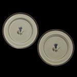 COMPANHIA DAS ÍNDIAS, 1ª metade do séc. XIX - Par de pratos em porcelana chinesa da Companhia das Índias. Apresentam bordas decoradas por frisos estilizados em azul e dourado, centralizando arranjo com flores e ramo com cardo, flor nacional da Escócia. 25 cm. Acervo Particular Maria Anna do Valle Pereira, SP.