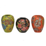 DES POTS  Conjunto de três vasos em cerâmica da marca holandesa Des Pots. Apresenta um design artístico com padrões florais coloridos. Feito à mão. 12 cm e 11 cm. Acervo Particular MAVP.