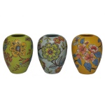 DES POTS  Conjunto de três vasos em cerâmica da marca holandesa Des Pots. Apresenta um design artístico com padrões florais coloridos. Feito a mão. 12 cm. Acervo Particular MAVP.