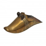 Estribo ou Sapata  Antigo estribos, conhecido também como "sapata" devido ao seu formato fechado semelhante a um sapato. Feitas em metal, como apresentando um design alongado e abaulado para proteger o pé do cavaleiro. Acervo Particular Maria Anna do Valle Pereira, SP. 13 x 28 x 13 cm.