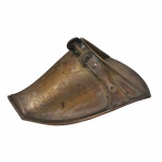 Estribo ou Sapata  Antigo estribos antigo, conhecido também como "sapata" devido ao seu formato fechado semelhante a um sapato. Feitas em metal, como apresentando um design alongado e abaulado para proteger o pé do cavaleiro. 13 x 24 x 13 cm. Acervo Particular Maria Anna do Valle Pereira, SP.