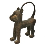 Escultura do Benin, em liga de bronze, representando leopardo em pé sobre as 4 patas, com a cauda revirada sobre a cabeça. Apresenta decoração gravada com ocelos. Final do século XIX início século XX. 25 x 20 x 7 cm. Acervo Particular MAVP.