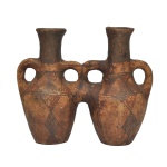 Vaso duplo (bilha) - Par de vasos tribais Berberes acoplados, de formato balaústre, moldados em cerâmica. Apresentam decoração geométrica com pigmentos pretos. Bojos abaulados e rematados nas laterais por argolas vazadas. Gargalos retos e lisos. Bases retraídas. 23 x 27 cm. Berberes, ou Amazigh (que significa "homens livres"), são os povos nativos mais antigos do Norte da África. Eles habitam regiões como Marrocos, Argélia, Tunísia e o deserto do Saara, contando com dehões de falantes de línguas próprias da família afro-asiática e mantendo uma forte identidade cultural baseada em tradições comunitárias e ancestrais.  Acervo Particular MAVP.