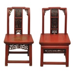 Par de cadeiras chinesas para casamento em madeira laqueada em vermelho com estruturas retas. Encosto vertical com painéis centrais entalhados e travessas decoradas com recortes vazado decoradas por painéis. Apresenta Assentos quadrangulares, ornados à frente por saias esculpidas e vazadas. Pernas retilíneas, reunidas às bases por traves lisas.74 x 40 x 33 cm e 80 x 40 x 33 cm. Acervo Particular Maria Anna do Valle Pereira, SP.