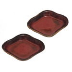Par de travessas de formato oblongo em cerâmica esmaltada na cor vermelha. Apresentam formato orgânico com bordas onduladas e acabamento brilhante. 17 x 13 cm. Acervo Particular MAVP.