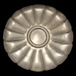 Salva portuguesa em metal prateado e martelado, repuxado e cinzelado, moldada com gomos lobulados. Centro com anelado em relevo e fundo liso. Sob a base, marca do fabricante FMR (Francisco Marques Rodrigues), éFeCê  Lisboa  Portugal. 40 cm. Acervo Particular MAVP.