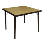 Mesa de jogo dobrável, com estrutura reta em madeira lisa. Tampo quadrangular revestido por tecido adamascado de cor verde fendi. Pernas retilíneas, levemente afinadas e dobráveis. 78 x 88 cm. Acervo Particular MAVP.