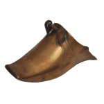 Estribo ou Sapata  Antigo estribo conhecido também como "sapata" devido ao seu formato fechado semelhante a um sapato. Feitas em metal, como apresentando um design alongado e abaulado para proteger o pé do cavaleiro. 13 x 25 x 11 cm. Acervo Particular Maria Anna do Valle Pereira, SP.