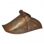 Estribo ou Sapata  Antigo estribo conhecido também como "sapata" devido ao seu formato fechado semelhante a um sapato. Feitas em metal, como apresentando um design alongado e abaulado para proteger o pé do cavaleiro. 12 x 24 x 12 cm.  Acervo Particular Maria Anna do Valle Pereira, SP.