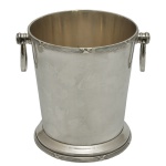 WOLFF - Balde para gelo em metal espessurado a prata, de manufatura nacional. Apresenta um design redondo liso com alças laterais em formato de argola. 15 x 16 cm. Acervo Particular MAVP.