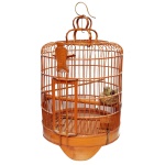 Gaiola de pássaros decorativa e artesanal estilo chinês feita de bambu, com um design retrô e gancho para pendurar. 60 x 36 cm. Acervo Particular MAVP.