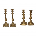 Conjunto de 2 pares de castiçais antigos em latão dourado. Apresentam formas variadas, incluindo bases quadradas, octogonais ou redondas, e hastes detalhadas.. 19 x 9 x 9 cm / 18 x 8 x 8 cm / 22 x 7 x 7 cm. Acervo Particular MAVP.
