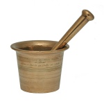 Almofariz em bronze dourado com seu socador (8 x 11 cm) e socador (18 cm).Acervo Particular MAVP.