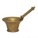 Almofariz em bronze dourado com seu socador (6 x 11 cm) e socador (18 cm). Acervo Particular Maria Anna do Valle Pereira, SP.