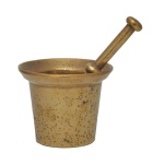 Almofariz em bronze dourado com seu socador (9 x 12 cm) e socador (18 cm). Acervo Particular Maria Anna do Valle Pereira, SP.