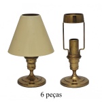 Conjunto de 6 luminárias de mesa clássicas com estrutura em latão dourado e cúpulas cônicas bege em metal. 10 x 13 cm (MT). 24 cm (cúpula). Acervo Particular MAVP.