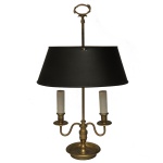 Luminária de mesa em estilo inglês "bouillotte" com base de latão e cúpula de metal preto. 61 x 14 x 36 cm. Parafuso de apertar a cúpula quebrado. Acervo Particular MAVP.