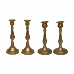 Conjunto de 2 pares de castiçais antigos em latão dourado. Apresentam formas variadas, incluindo bases quadradas, octogonais ou redondas, e hastes detalhadas.. 22 x 9 x 9 cm / 21 x 10 cm. Acervo Particular MAVP.