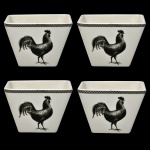 Conjunto de quatro cachepots em cerâmica branca.  Apresenta uma charmosa estampa de galo em preto com borda geométrica. Marca Ciroa. 7 x 10 x 10 cm. Acervo Particular Maria Anna do Valle Pereira, SP.