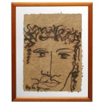 ENIO BRAGA  Retrato Esquemático. Desenho s/ papel rústico com bordas irregulares.  Ass. cie. 50 x 35 cm (MI). 66 x 50 cm (ME). Trata-se de uma representação artística de rosto humano com traços minimalistas em tinta escura, destacando o cabelo cacheado ou estilizado e a assinatura legível no canto inferior esquerdo.A obra está protegida por moldura de madeira com acabamento avermelhado. Acervo Particular Maria Anna do Valle Pereira, SP.