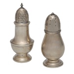 Conjunto de dois polvilhadores em prata, sendo:A) Povilhador em prata inglês, de formato balaústre liso. Tampa abobadada e vazada decorada por treliças gravadas e encimada por ponteira. Base circular em degraus. Contrastes desgastados, B) Povilhador em prata piriforme, com tampa abobadada e vazada realçada por fino friso estilizado. Contraste do teor de 800 mls. Ponteira da tampa faltando. 15 x 6 cm. 228 gramas. Acervo Particular MAVP.