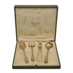 ANDRE KAUFFER, JOIALLER ORFEVRE, NANCY - Conjunto de talheres de servir sobremesa (especificamente voltado para mignardises ou petit fours) de origem francesa, fabricado por volta de 1900. Apresentam cabos ornamentados em prata de lei francesa com banho de ouro (vermeil) em suas extremidades superiores, unindo sofisticação e funcionalidade clássica da época. Acondicionados em estojo de apresentação original em formato de maleta.  Apresentam detalhes nas pontas dos talheres.14 cm. Peso 86 gramas. Acervo Particular MAVP.