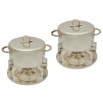 SAINT JAMES - Par de réchauds com seus fogareiros em metal espessurado a prata de manufatura nacional  Apresenta alças e pegador da tampa moldados no formato de bambu. O conjunto inclui uma base circular, trempe (suporte), lamparina e panela. 22 x 30 cm. Luminária de chão em latão dourado. Apresenta haste articulada e cúpula de tecido. 160 x 50 x 30 cm. Acervo Particular MAVP.