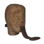 OFICINA DE AGOSTO  Escultura em madeira representando cabeça de homem com língua comprida em meta para apoiar vela. Assinada no verso.  20 x 26 cm. Acervo Particular MAVP.