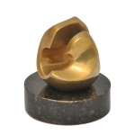 FRANKLIN (AFS  Alvaro Franklin da Silveira). Série Sementes. Escultura em bronze polido, montada sobre uma base cilíndrica de mármore preto. 10 x 10 cm. Arte abstrata contemporânea com formas fluidas e cavidades curvas que lembram o design de esculturas modernistas  brasileiras. Acervo Particular MAVP.