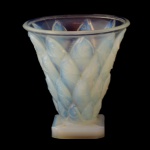 SABINO. France - Elegante e belo vaso Art Déco em opalina leitosa, de formato cônico. Bojo moldado em relevo, ornamentado por peixes alinhados em pé. Borda em debrum e base quadrangular.. 13 x 13 cm.