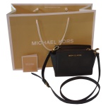 MICHAEL KORS - Bolsa transversal modelo Selma Mini em couro Saffiano preto. 37 x 21 cm.