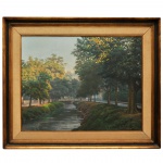 EDGAR WALTER (Nova Lima, MG, 1917 - Teresópolis, RJ, 1994) - Paisagem Urbana Histórica da Cidade de Petrópolis, no Rio de Janeiro, datada de 1984. Óleo s/ tela. Ass, localizado e datado, Petropólis, 1984, cid e no verso. 100 x 117 cm (MI). 173 x 90 cm (ME). A pintura exibe o canal do Rio Piabanha  que corta a charmosa Avenida Koeler, emoldurado por grandes árvores e casarões históricos ao fundo. O artista é amplamente reconhecido por sua maestria em capturar os reflexos, as frestas de luz natural e a atmosfera bucólica de paisagens fluminenses e mineiras, aluno de Batista da Costa .