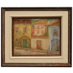 Assinatura localizada, porém, não Identificada - Casario Colonial Antigo. Óleo s/ Eucatex. Ass. cid. 38 x 46 cm (MI). 55 x 63 cm (ME). A obra representa uma rua ladeada por fachadas de casas coloniais históricas com portas, janelas e sacadas em tons terrosos, verdes e azulados. Emoldurada com paspatur claro e moldura de madeira escura. Verso da obra com avarias.