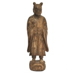 Séc. XVIII - Estatueta chinesa em madeira esculpida, representando figura de atendente, possivelmente de altar. Base lavrada no formato de nuvens. Falta a parte com as mãos. 35 x 11 x 5 cm.