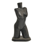 Escultura de torso feminino em resina patinado, fixada sobre uma base. Torso feminino abstrato, valorizando as curvas orgânicas e o polimento da pedra escura. 20 x 10 cm.