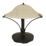 Luminária de mesa estilo Art Déco, caracterizada por uma base metálica com hastes curvas de suporte e uma cúpula abaulada em vidro fosco. Design marcante pela elegância geométrica e formas orgânicas contidas. 45 x 45 cm.