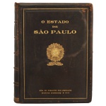 Livro  O Álbum do Estado de São Paulo", uma obra monumental e rara publicado em Barcelona em 1918, pela Société de Publicité Sud-Américaine, Encadernação dura em tom escuro com detalhes e brasão dourados. 725 páginas ilustradas + índice (730 páginas), em papel couchê de alta qualidade. Trata-se de um monumental registro empresarial, comercial e urbano das primeiras décadas do século XX no estado. Reúne fotografias e dados raros sobre a economia, indústrias e a sociedade paulista da época, como os retratos de T. Romero Pereira e R. Monte Domecq, responsáveis pela Société de Publicité Sud-Américaine.