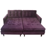 DESIGN CONTEMPORÂNEO  Elegante e sofisticado chase e reclinável para 2 lugares com estrutura reta. Apresenta encosto baixo apoiado em assentos longos, ladeado por braços retilíneos. Base lisa sustentada por pés retos e lisos. Estofamento em veludo capitone de cor roxa intensa. Este lote encontra-se em Alto de Pinheiros, SP e a retirada deverá ser agenda com antecedência em nosso escritório. Tel. 11.9 7120 1228.