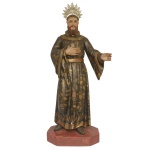 Séc. XIX  Santo Antônio em madeira esculpida, policromada e dourada. Exibe ricas vestes bordadas a ouro, de pé sobre base chanfrada. Acompanha resplendor em metal. Santo Antônio é representado de pé, com expressão serena, hábito franciscano escuro decorado em dourado e cinto de corda. Usa resplendor de prata e apoia-se sobre base octogonal em tom rosado. Obra de refinada execução e boa preservação das policromias e detalhes. Olhos de vidro. Acompanha resplendor em metal prateado. Dedo colado. 74 cm (MT com resplendor). 67 x 28 x 17 cm (imagem)