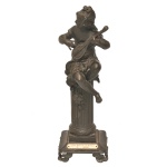 L. & F. Moreau - "Les Musiciennes". Escultura francesa em liga de antimonio patinado retratando menina tocando mandolina, sentada sobre coluna canelada. Assinada. 34 x 11 x 11 cm. A base retangular possui uma placa de identificação bem preservada com a inscrição exata: "LES MUSICIENNES Par L. & F. MOREAU".