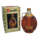 Garrafa vintage de uisque Blended Scotch Dimple Haig, produzida pela John Haig & Co. Garrafa de formato oval distinto com uma rede de arame característica. Devido à sua idade e embalagem única, é considerada um item de colecionador, comumente vendida em sua caixa original.