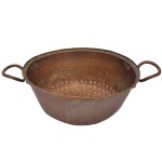 Escorredor de macarrão de cobre martelado. Apresenta formato circular, pátina rústica e alças laterais feitas de ferro forjado. 12 x 41 x 30 cm.