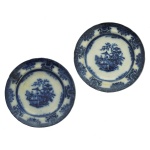 DAVEMPORT. England. Séc. XIX - Par de pratos em porcelana inglesa. Apresenta padrão oriental "Amoy", decorado "azul borrão" (ou Flow Blue). Centro retratando cena de jardim oriental de inspiração chinesa com árvores estilizadas, figuras humanas e um pavilhão ou quiosque. 23 cm.