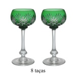 Conjunto de 8 taças em cristal overlay (ou double) na cor verde esmeralda sobre uma base incolor. Apresentam  lapidações detalhadas em sulcos bisotados em forma de palmas e fuste facetado com elemento globular. 17 x 8 cm.