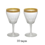 Conjunto composto por 10 taças para vinho em cristal translucido. Bojo em formato de funil redondo com cortes que lembram pétalas e uma faixa dourada decorada com roscas barrocas. 12 x 6 cm.